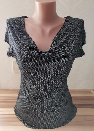 Трикотажна блуза-футболка з гарним декольте в дрібний горошок