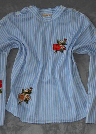 Трендова сорочка блуза в блакитну смужку від kakaosuit з нашивками