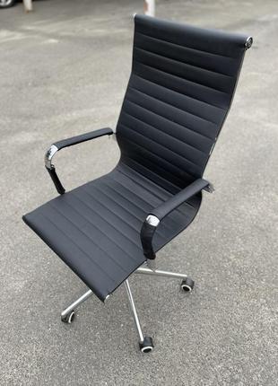 Офісне крісло чорне