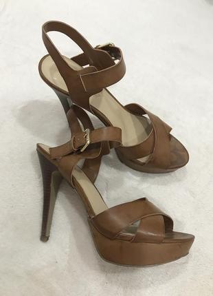 Босоніжки шкіряні