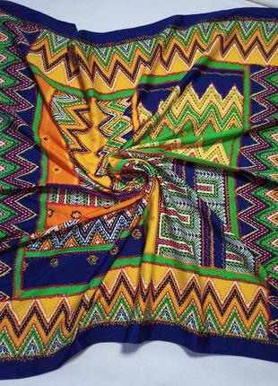 Красивий шарф в геометричний принт. м'який і приємний на дотик. розмір 68*69 див. в ідеальному стані. бирки немає. склад поліестер.