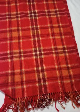 Червоний шарф в клітку. склад поліестер. на дотик м'який і приємний. . розмір 40*160 см . в ідеальному стані.
