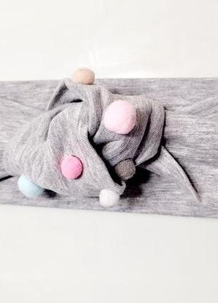 Неймовірно гарна трикотажна пов'язка на голову для дівчинки 1-3 роки з помпонами