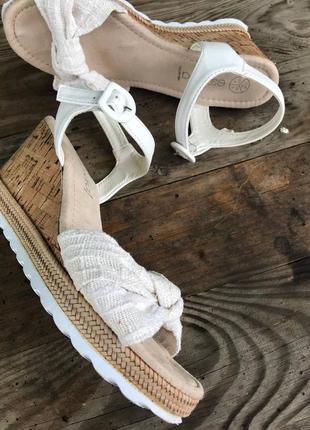 Жіночі кремові текстильні босоніжки на корковій платформі ,38-39