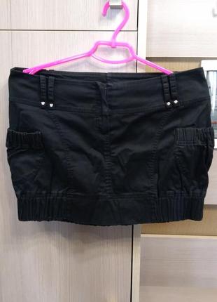 Черная юбка с серым отливом с карманами1 фото