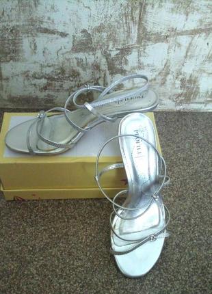 Босоножки серебристые 37р