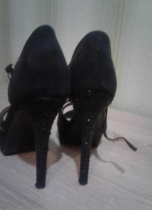 Модні і стильні замшеві босоніжки