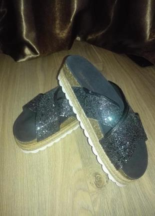 Шлепки на платформе