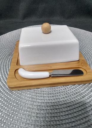 Маслянка з ножем фарфорова на бамбуковій підставці/маслянка