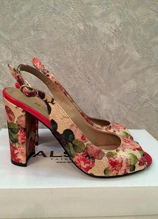 Босоножки золотистые в цветы  mario muzi