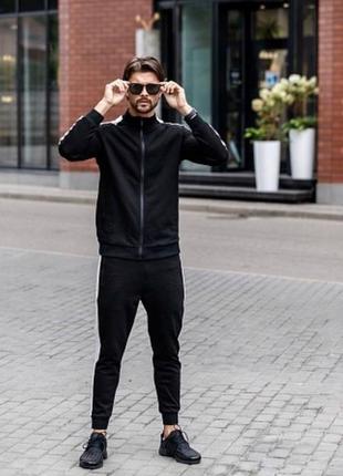 Чоловічий спортивний костюм