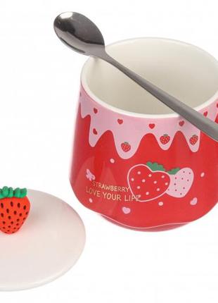 Чашка клубника розовая для кофе,чая с ложкой и крышкой 300 мл.,кружка strawberry с клубникой красная керамика топ3 фото