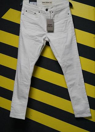 Зауженные стрейчевые джинсы