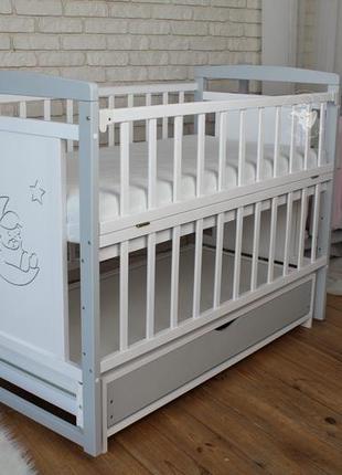 Кровать детская baby comfort teddy бело-серая с ящиком и маятником