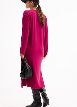 Трикотажное платье миди в рубчик цвета фуксии с геометрическими вставками спереди3 фото