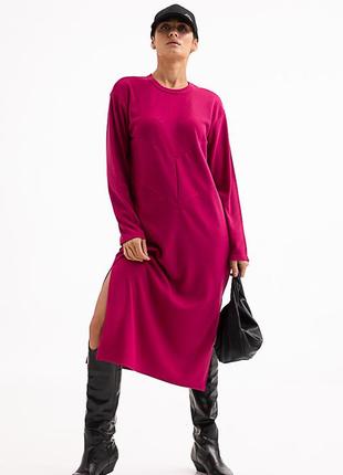 Трикотажное платье миди в рубчик цвета фуксии с геометрическими вставками спереди2 фото