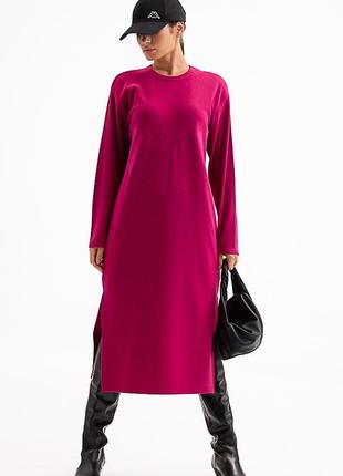 Трикотажное платье миди в рубчик цвета фуксии с геометрическими вставками спереди1 фото