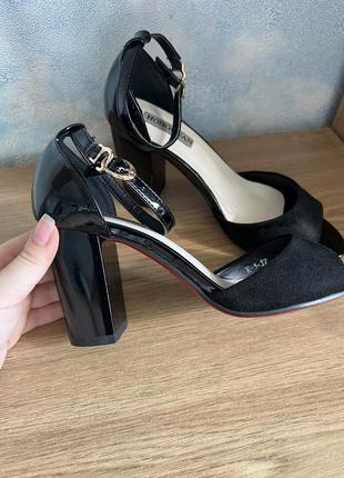 Босоніжки жіночі на підборах