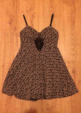 Платье на бретельках с переплётом под грудью