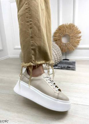 Кеді на платформі