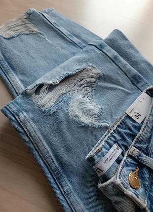 Голубі джинси mom fit zara з потертостями рвані коліна висока талія джинси зара рвані високі моми