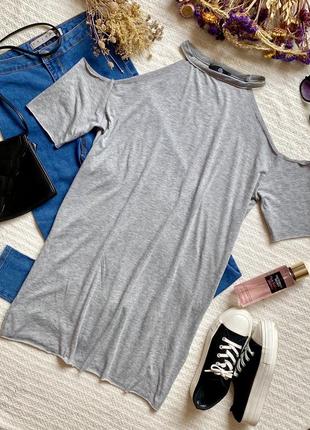 Легке плаття вільного прямого крою з відкритими плечима сірого кольору