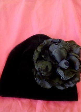 Велюровая шапочка с аппликацией цветок1 фото