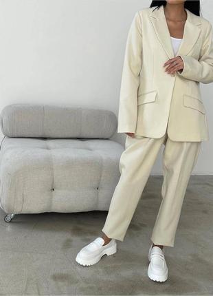 Бежевий однотонний костюм оверсайз об'єднання з'ємний піджак з гудзиком та штани прямі брюки на високій посадці на гудзику стильний трендовий