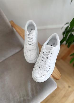 Білі базові кросівки з еко-шкіри зі значком vip2 фото