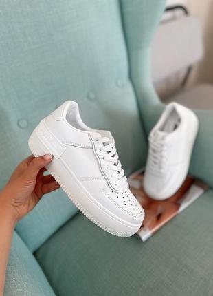 Білі базові кросівки з еко-шкіри зі значком vip3 фото