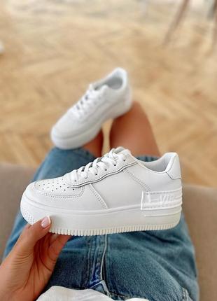 Білі базові кросівки з еко-шкіри зі значком vip1 фото