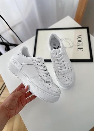 Білі базові кросівки з еко-шкіри зі значком vip5 фото