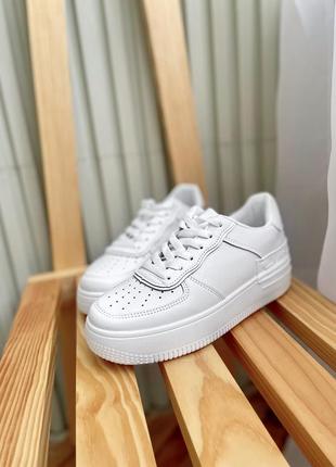 Білі базові кросівки з еко-шкіри зі значком vip4 фото