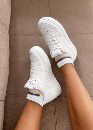 Білі базові кросівки з еко-шкіри зі значком vip7 фото