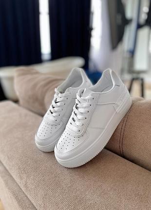 Білі базові кросівки з еко-шкіри зі значком vip6 фото