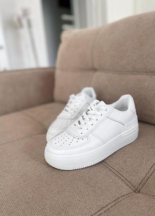Білі базові кросівки з еко-шкіри зі значком vip8 фото