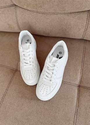 Білі базові кросівки з еко-шкіри зі значком vip9 фото