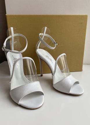 Вишукані білі шкіряні босоніжки на підборах miamay miraton весільні туфлі свадебные туфли