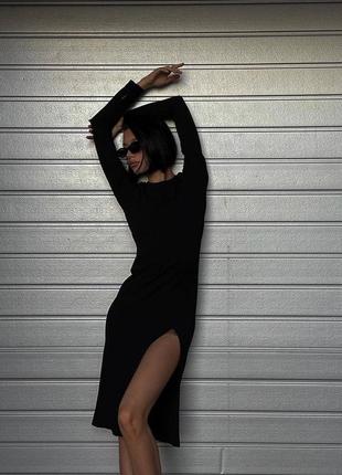 Чорна сукня однотонна обтягуюча міді з розрізом на нозі з довгим рукавом та шнуровкою на спині трендова стильно
