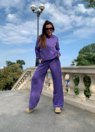 Женский фиолетовый костюм штаны брюки широкого кроя на высокой посадке и свитшот кофта с необработанным краем терция стильный