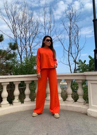 Женский оранжевый костюм штаны брюки широкого кроя на высокой посадке и свитшот кофта с необработанным краем терция стильный