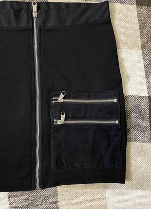 Женская мини юбка на молнии классическая чёрная2 фото