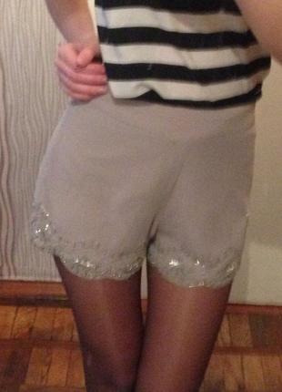 Шифоновые шорты расшиты бисером