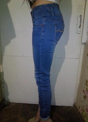 Светлые джинсы на каждый день3 фото
