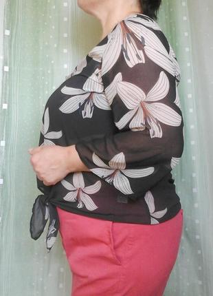 Невесомая шифоновая блузка в лилиях, с бантом спереди.2 фото