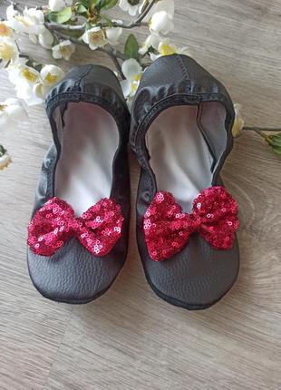 Чорні чешки балетки з малиновими бантами