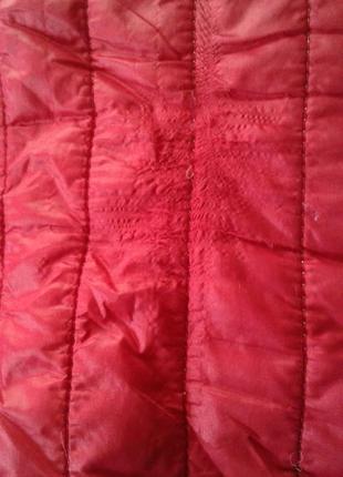 Демісезонна легка нейлонова червона стьобана куртка італія нюанс10 фото