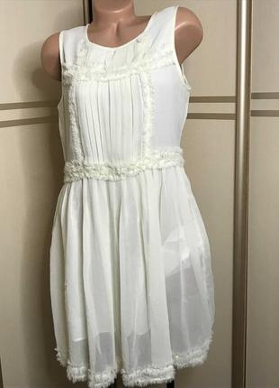 Ніжне шифонове плаття кольору шампань з бахромою.