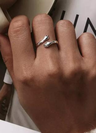Кольцо серебряное женское объятия