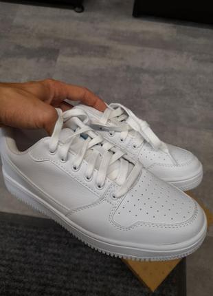 Кроссовки белые